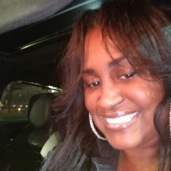 Meet your Posher, Cynthia - Picture 2 of 3